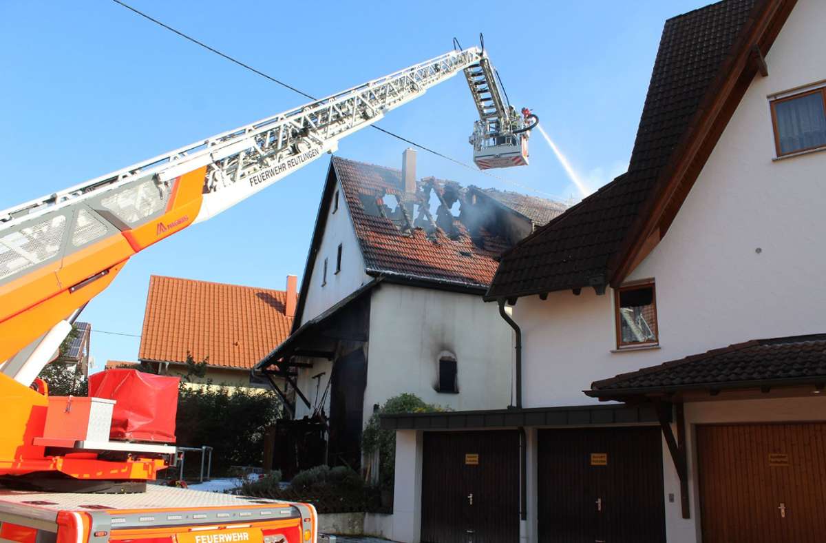 Großbrand in Pliezhausen: Flammen zerstören Haus und Scheune – immenser Schaden