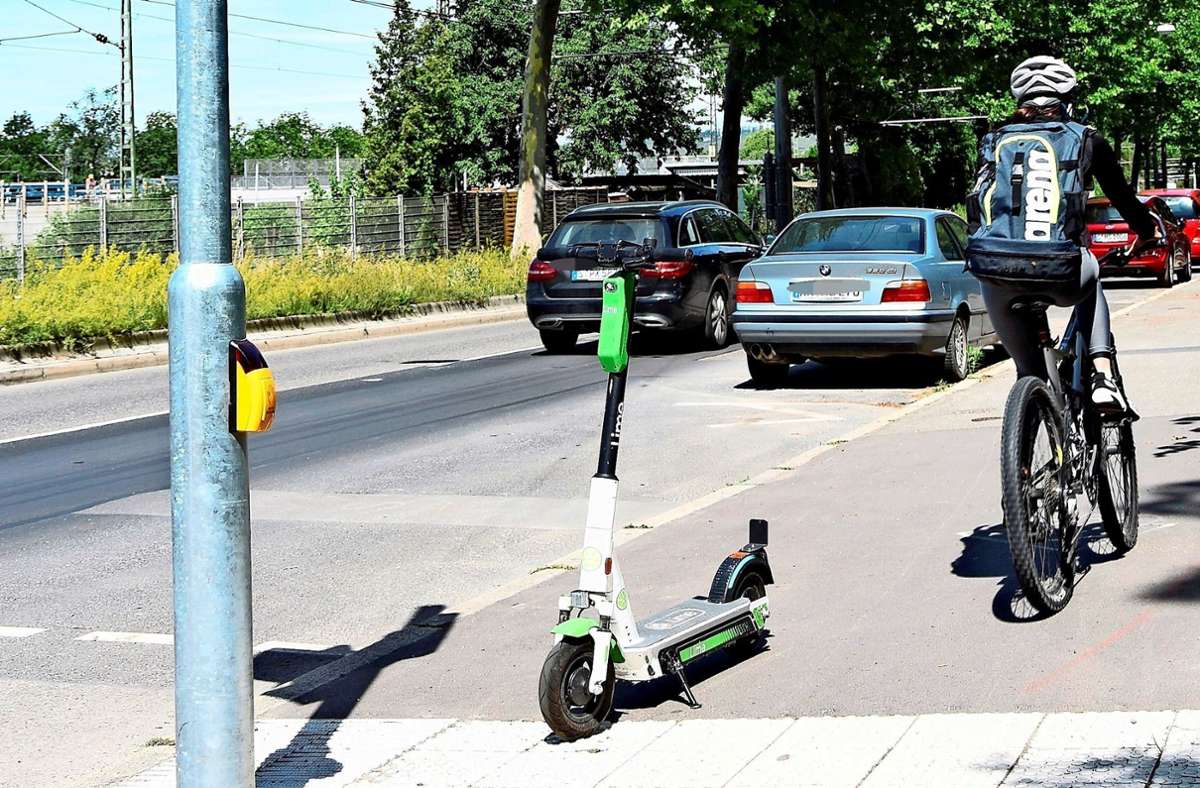 Verkehrsbehinderung in Stuttgart-Untertürkheim: E-Roller als Stolperfalle