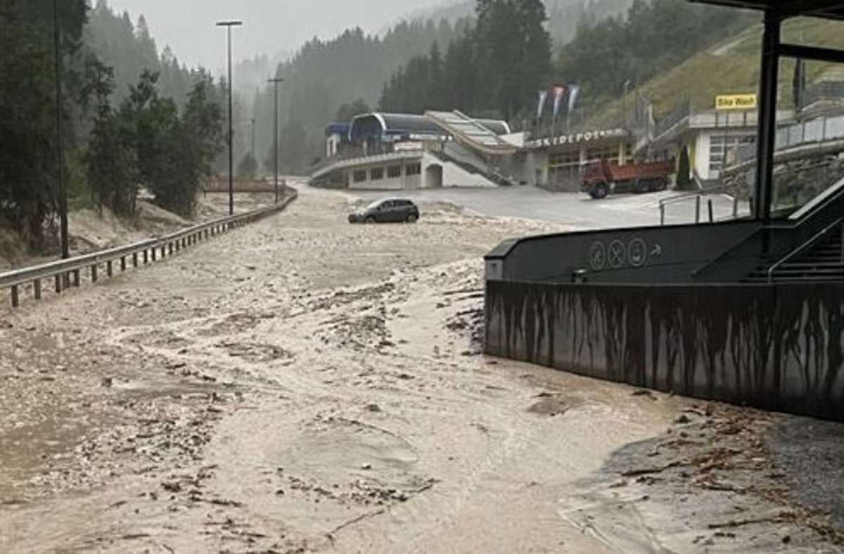 Nach einem Unwetter waren in Südtirol mehrere Straßen und Gebäude durch Schutt und Schlamm blockiert.