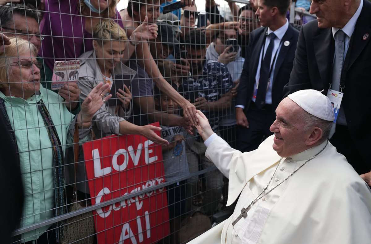 Papst in Kanada: Franziskus büxt im Rollstuhl aus