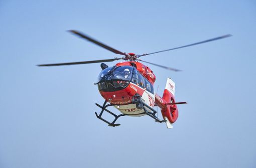 Der zweite Unfallbeteiligte wurde mit einem Rettungshubschrauber in eine Klinik geflogen. (Symbolbild) Foto: dpa/Bert Spangemacher