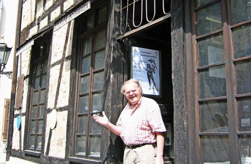 Künstler und Galerist Willy Wiedmann (1929 -2013) im Jahr 2004 vor seiner Galerie. Er  betreute auch Malschüler in seinem Haus. Foto:  
