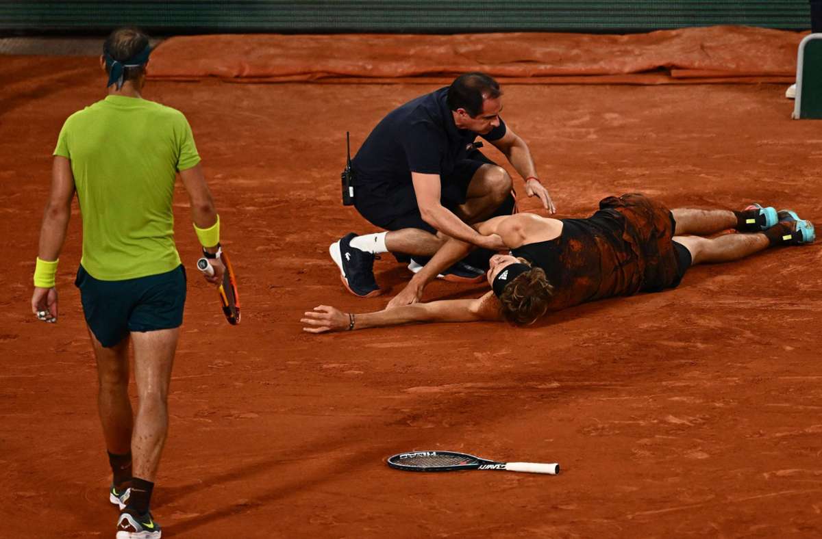 Alexander Zverev hat sich in Paris schwer verletzt. Foto: AFP/ANNE-CHRISTINE POUJOULAT