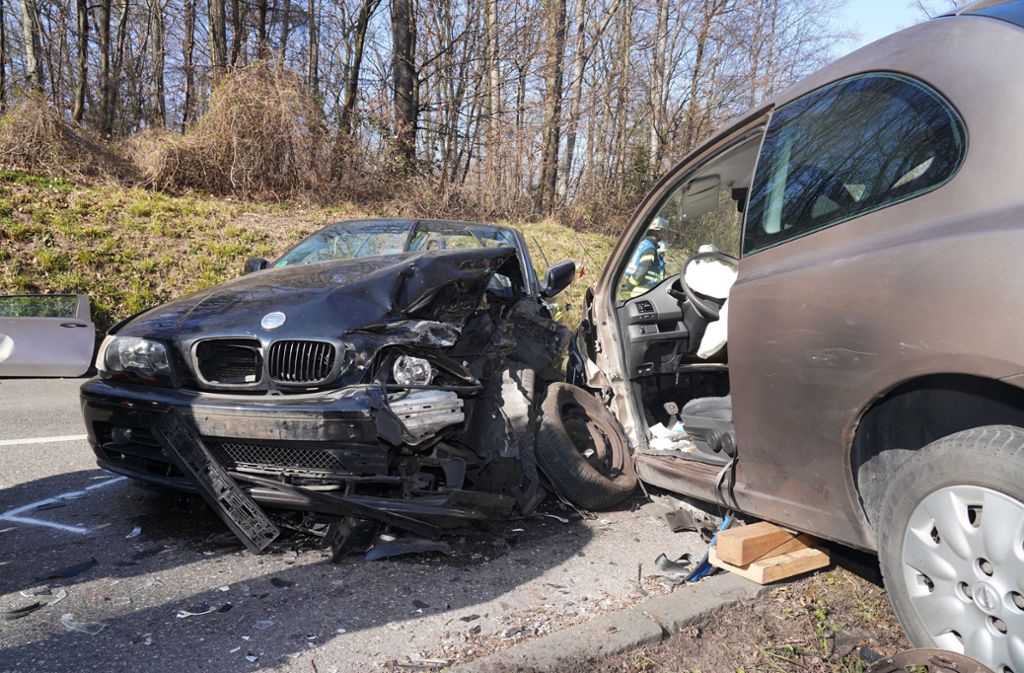 Bergheimer Steige in Stuttgart: Frontalzusammenstoß zweier Autos fordert eine  Schwerverletzte