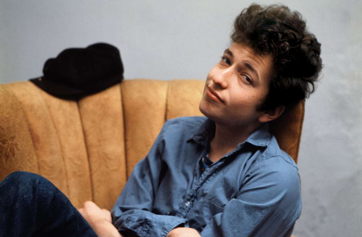 Bob Dylan zu Beginn seiner Karriere in den frühen 1960er Jahren. In unserer Bildergalerie stellen wir sieben prägende Lieder des Singer-Songwriters vor.
