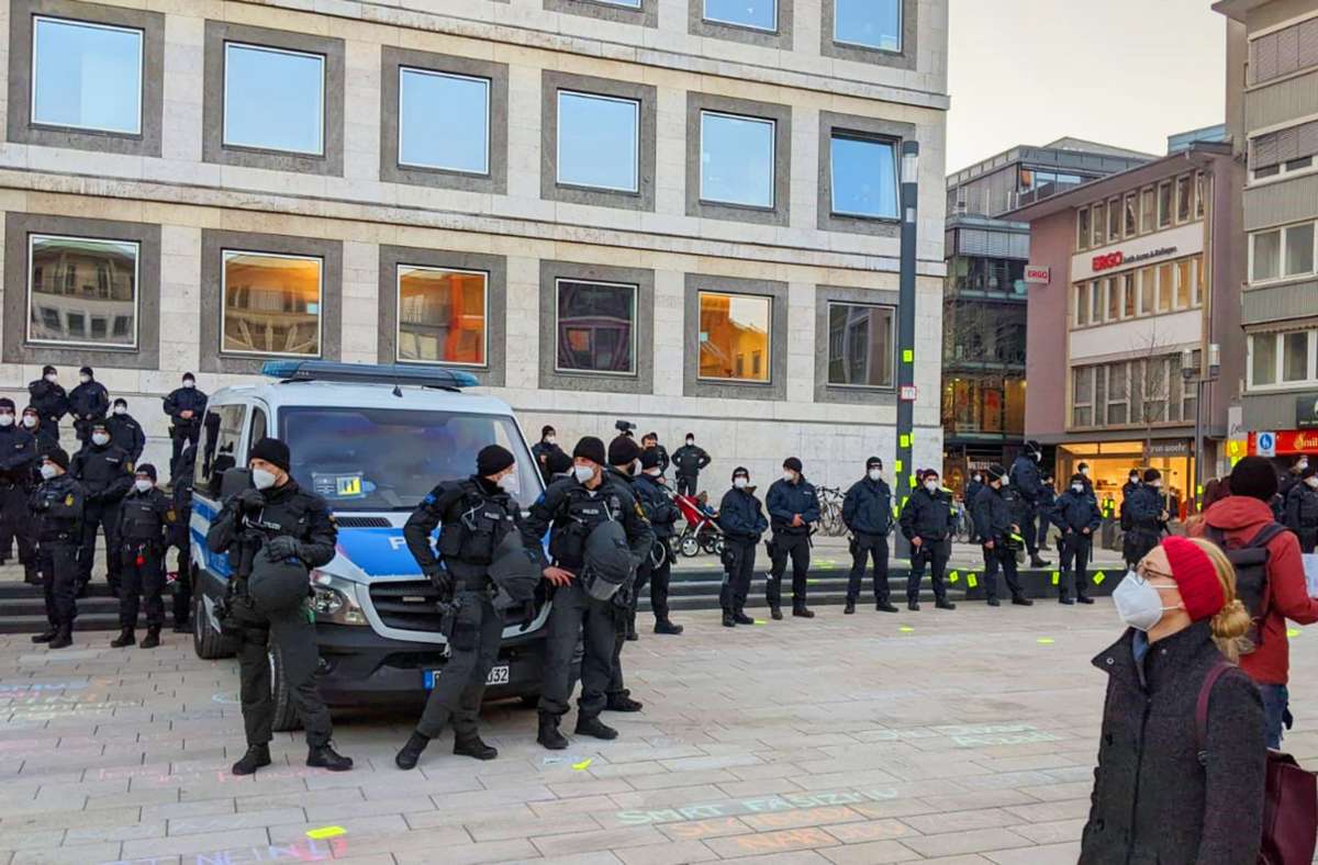 Eine Polizeikette schützte das Rathaus vor Post-it-Zetteln. Foto: Judith Vowinkel