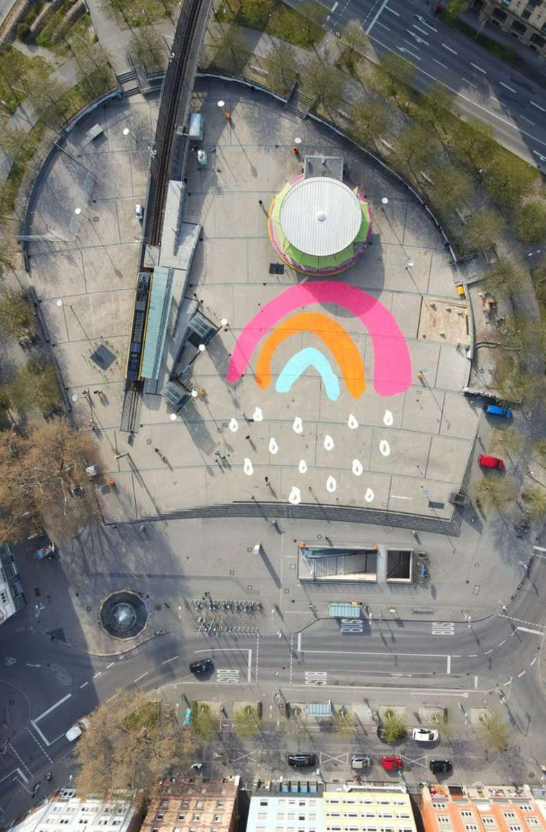 Seit Mitte April 2021 schmückt dieser Regenbogen den Marienplatz – im Rahmen der Kampagner #wirsind0711.