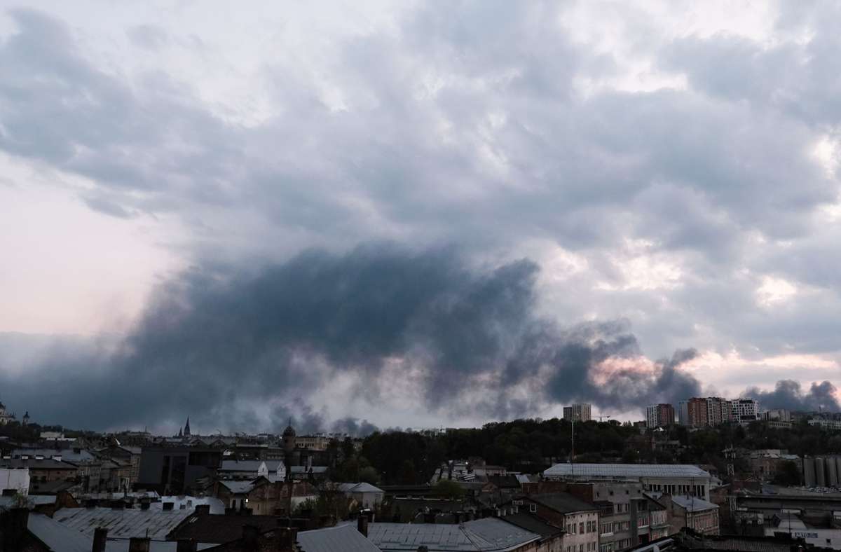 Rauchschwaden ziehen aus Richtung des Lemberger Bahnhofs über Lwiw (Lemberg), nachdem drei russische Raketen in Umspannwerke der Stadt eingeschlagen sind. Foto: dpa/Joe M Obrien