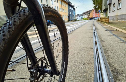 Schienen wie in der Schmidener Straße stellen für Radfahrer eine Gefahr dar. Foto: Steegmüller