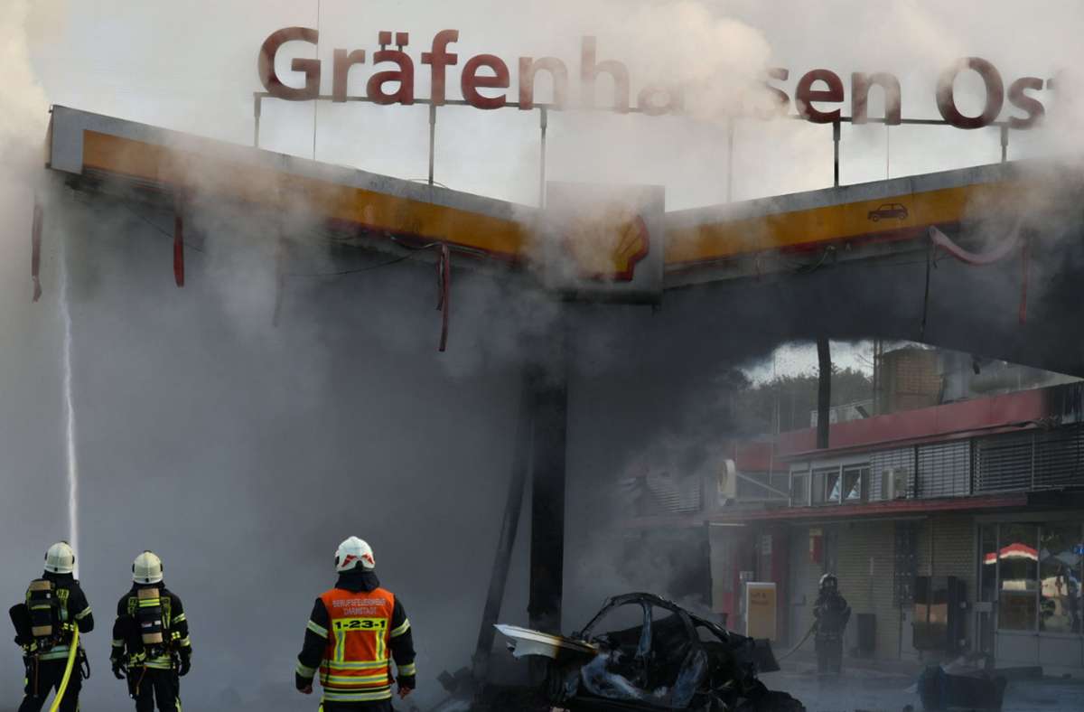 Nach Großbrand auf A5: Autofahrer raste mit 150 Stundenkilometer in Tankstelle
