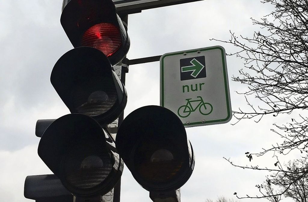 Vier Schilder wurden im Stadtbezirk angebracht – Pilotversuch endet 2020: Grüne Pfeile für Fahrradfahrer in Cannstatt