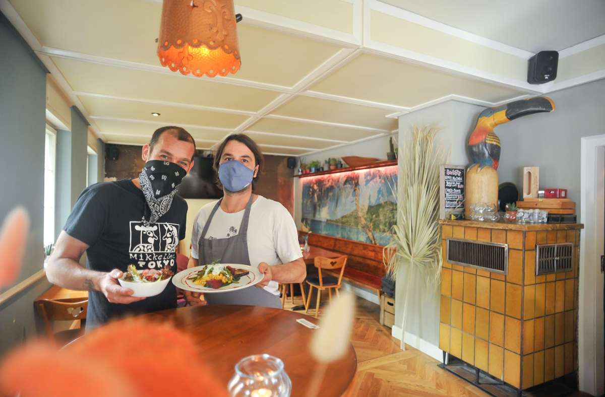 Michael Rieger (links) und Aldo Legein in der Kultkneipe, die nun auch  durch ihr überraschendes Essen überzeugt.