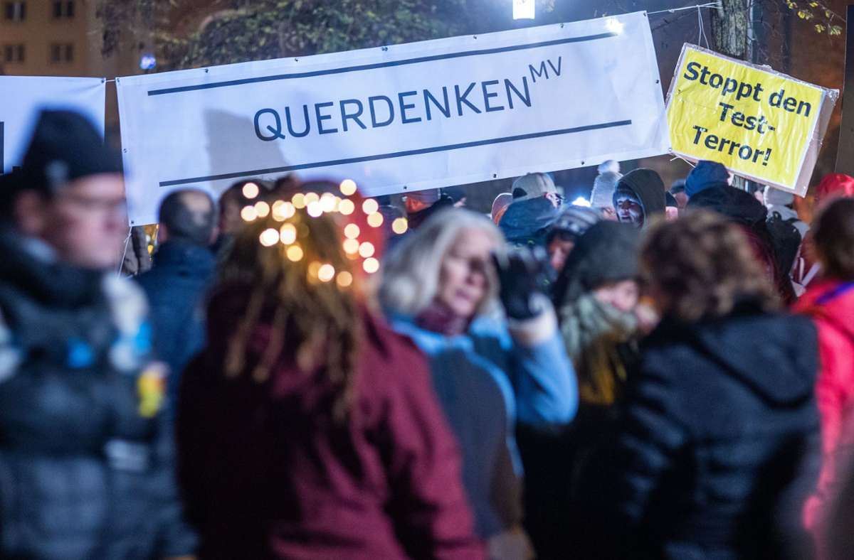Die Querdenken-Bewegung habe sich zwar aus Anlass der Corona-Proteste gebildet, im weiteren Verlauf aber radikalisiert. (Archivbild) Foto: dpa/Jens Büttner