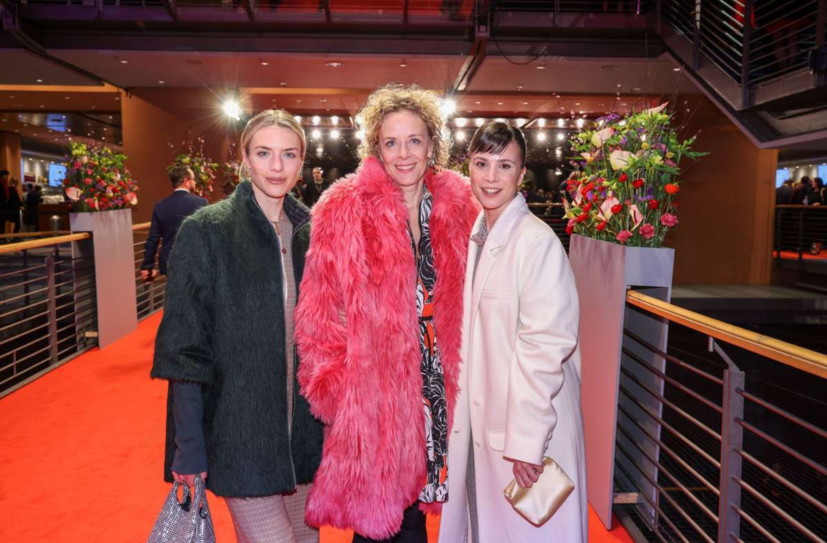 Katja Riemann gemeinsam mit ihrer Tochter Paula (links) und Schauspielerin Aylin Tezel bei der Eröffnungsfeier.