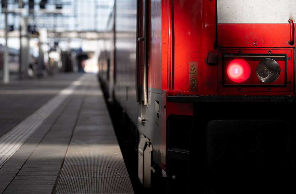 Im Zug nach Richtung Ulm: 62-Jähriger ohne Mund-Nasen-Schutz greift Zugbegleiter an