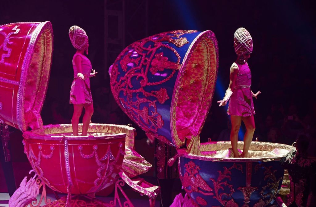 Faszinierende  Nummer  ist nach Monte Carlo zum Internationalen Circusfestival eingeladen: Flinker Kleiderwechsel in Fabergé-Eiern