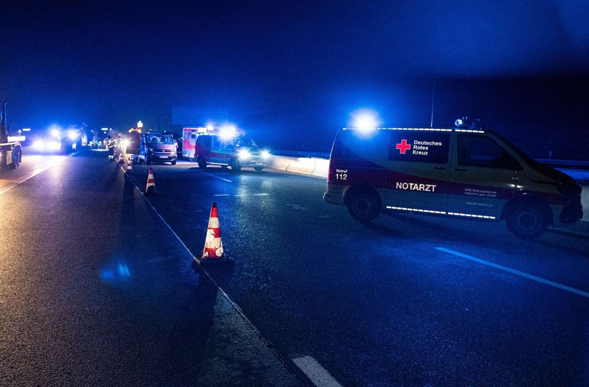 Nahe Heilbronn: Ein Toter bei Unfall zwischen Lkw und Auto auf A6