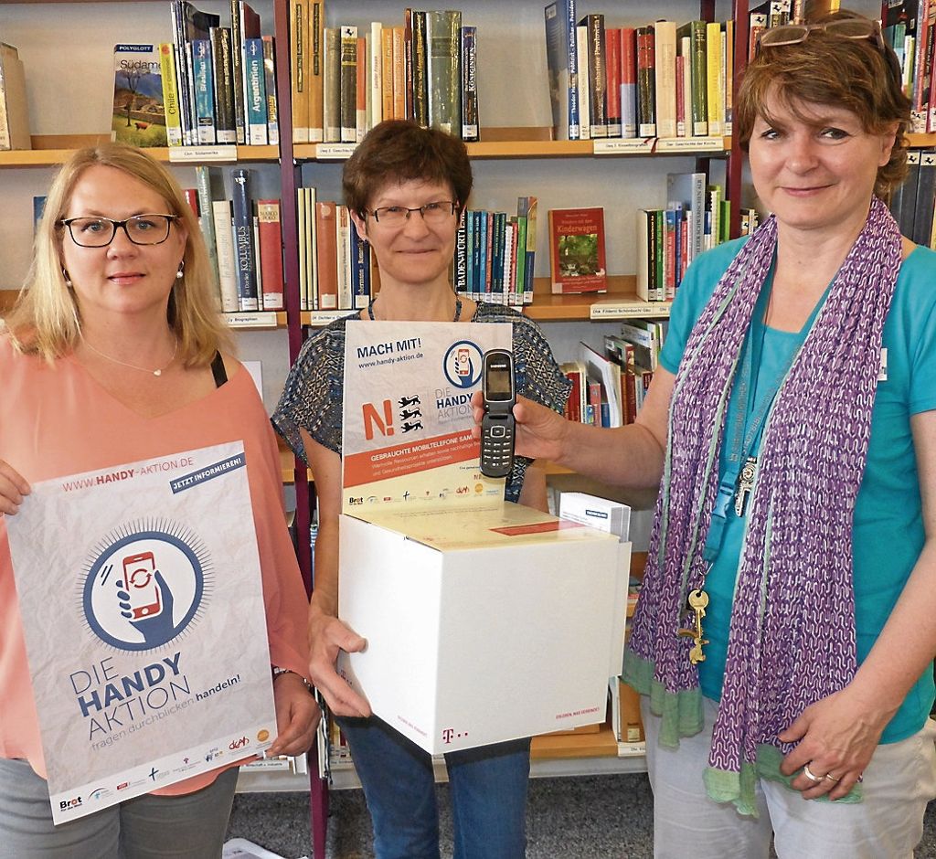 Die Leiterin der Stadtteilbibliothek, Annette Hauser, weiht die neue Sammelbox von Karoline Becker und Yvonne Hummel (von rechts) ein. Foto: Müller