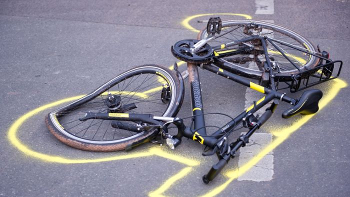 Radfahrer stoßen zusammen – einer wird schwer verletzt