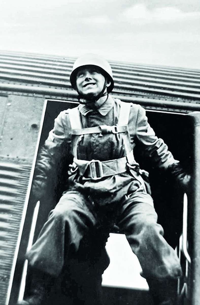 Ein Fallschirmspringer an der Kabinentür einer Junkers 52: Unerschrocken und zu allem bereit, so inszenierte die NS-Propaganda die „Grünen Teufel“.