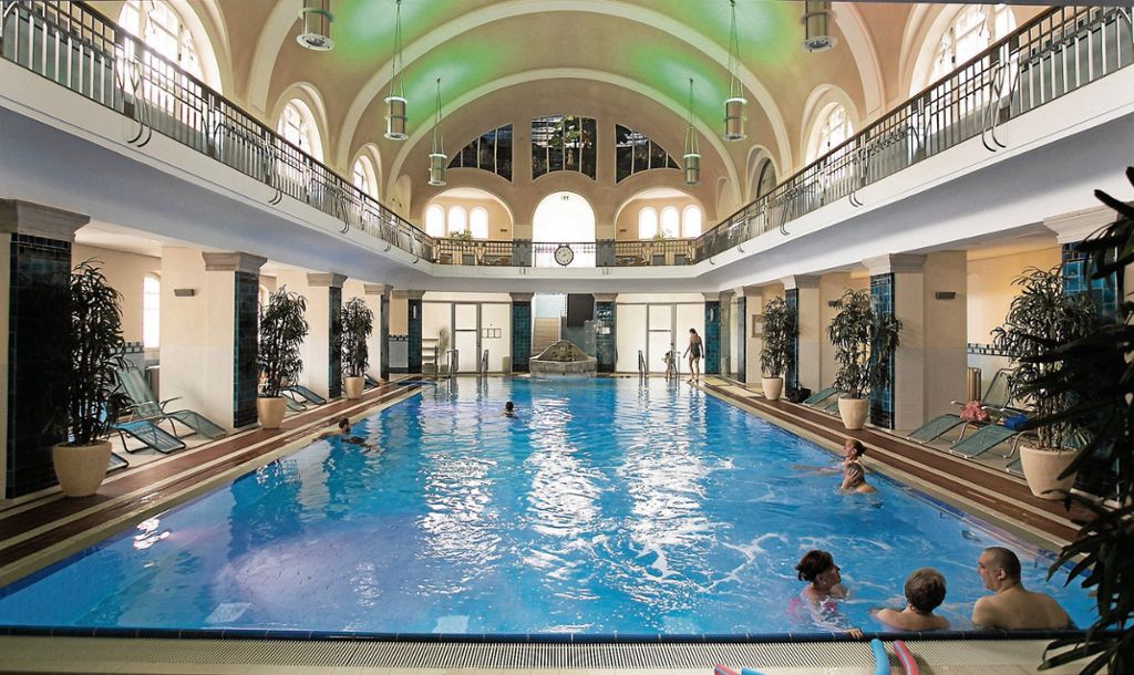 Das Merkel’sche Schwimmbad überzeugt mit Ambiente und Angebot - Entspannungs-Oase mitten in der Esslinger Altstadt: Saunavergnügen auf dem Dach