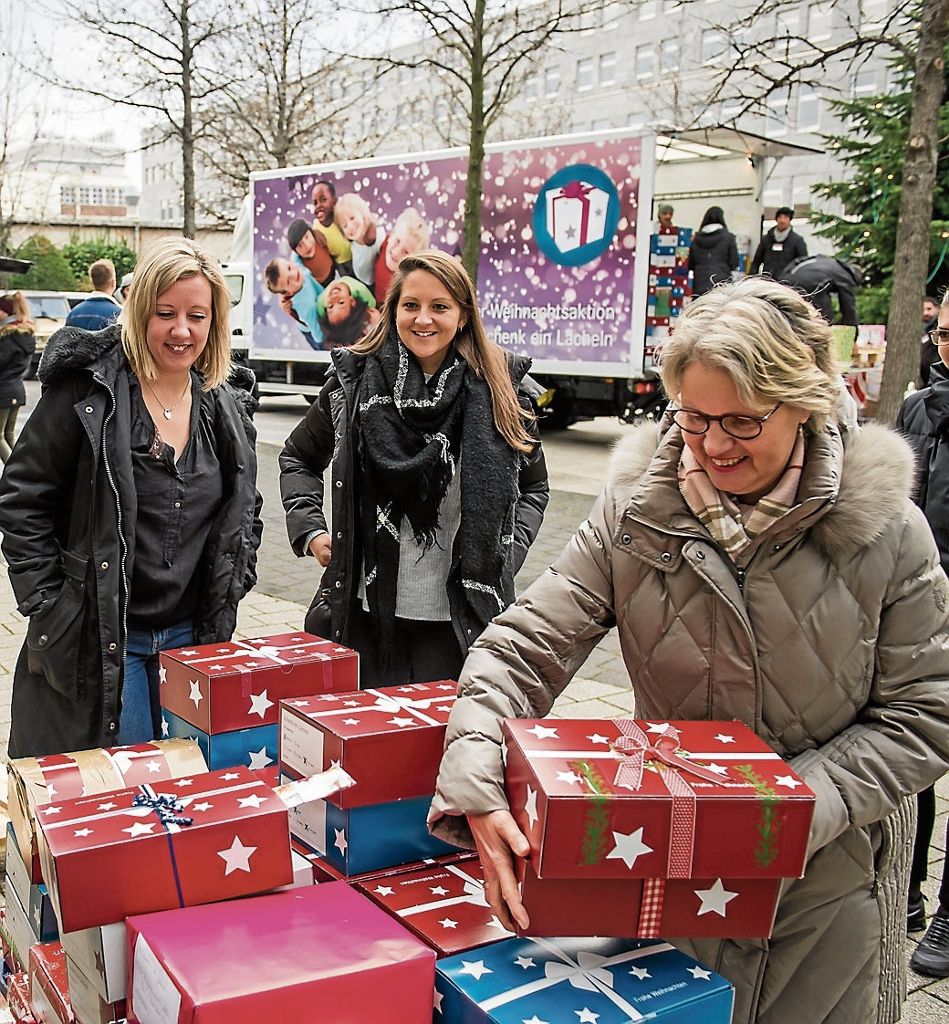 UNTERTüRKHEIM:  Beschäftigte spenden 20 000 Geschenkpäckchen für sozial benachteiligte Kinder: Daimler-Mitarbeiter schenken Kindern ein Lächeln