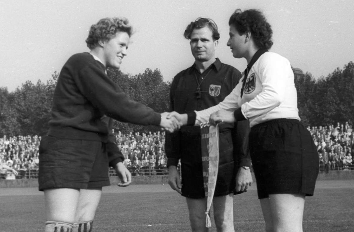 23. September 1956: Etwas mehr als ein Jahr nach dem DFB-Verbot findet in Essen das erste inoffizielle deutsche Frauen-Länderspiel statt. Die Gastgeberinnen besiegen ein Team aus den Niederlanden mit 2:1.