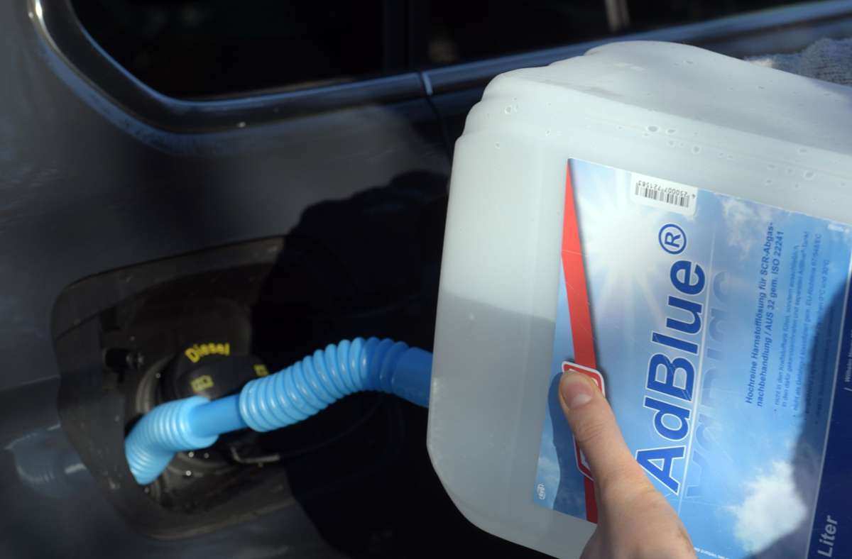 Ein Diesel-Pkw wird mit Adblue betankt. Foto: picture alliance / Stefan Puchner