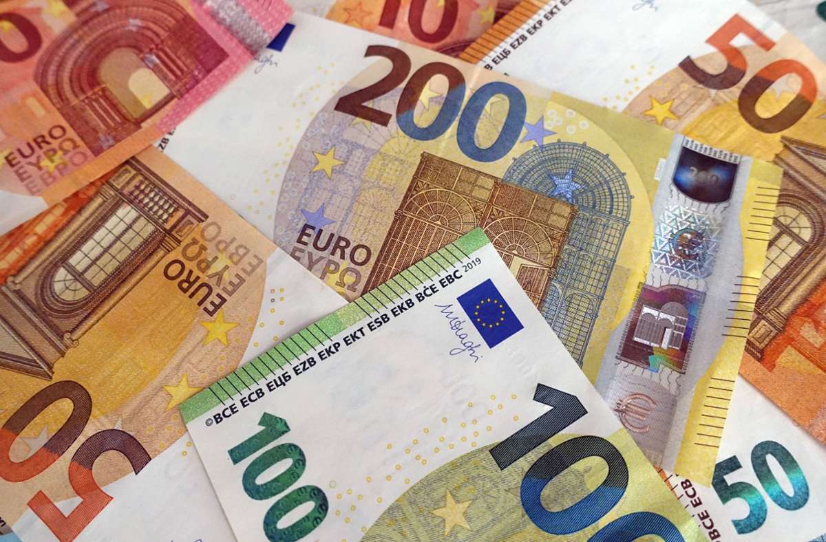 Verdacht der Geldwäsche: Stuttgarter Zöllner finden knapp 25.000 Euro in Gepäck von Reisendem