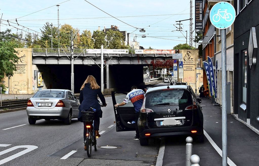 Acht Parkplätze weniger – Fahrradstreifen in König-Karl-Straße wird verlängert: Radstreifen statt Kurzzeitparkplätze