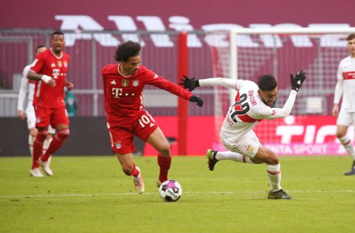 Der VfB Stuttgart gerät gegen den FC Bayern mächtig ins Straucheln – wie hier der Angreifer Nicolas Gonzalez (rechts) gegen Leroy Sané. Foto: Baumann