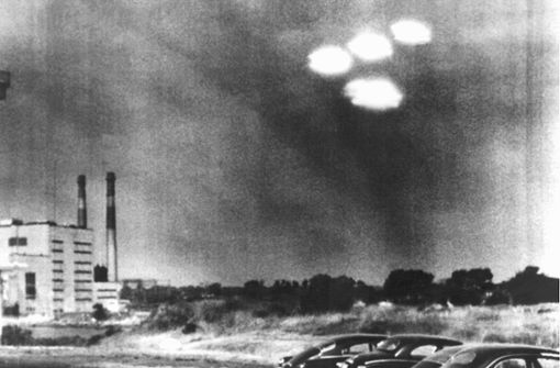 Vier in Formation fliegende  „Objekte“ über der Stadt Salem im US-Bundesstaat Massachusetts wurden von einem Kameramann der amerikanischen Küstenwache am 16. Juli 1952 um 9 Uhr 35 vormittags beobachtet. Foto: DB/UPI/dpa
