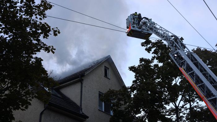 Brand in Mehrfamilienhaus hält Feuerwehr in Atem