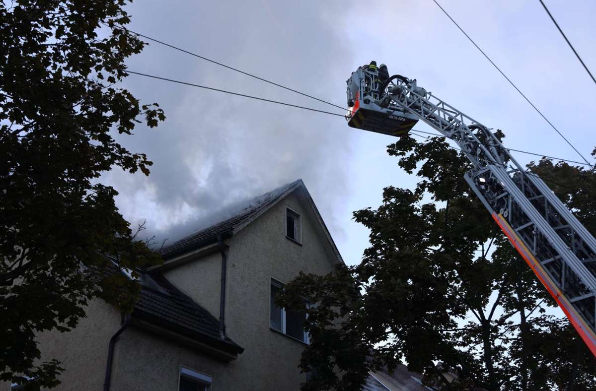 Die Feuerwehr bekämpfte den Brand in dem Mehrfamilienhaus in Obertürkheim.