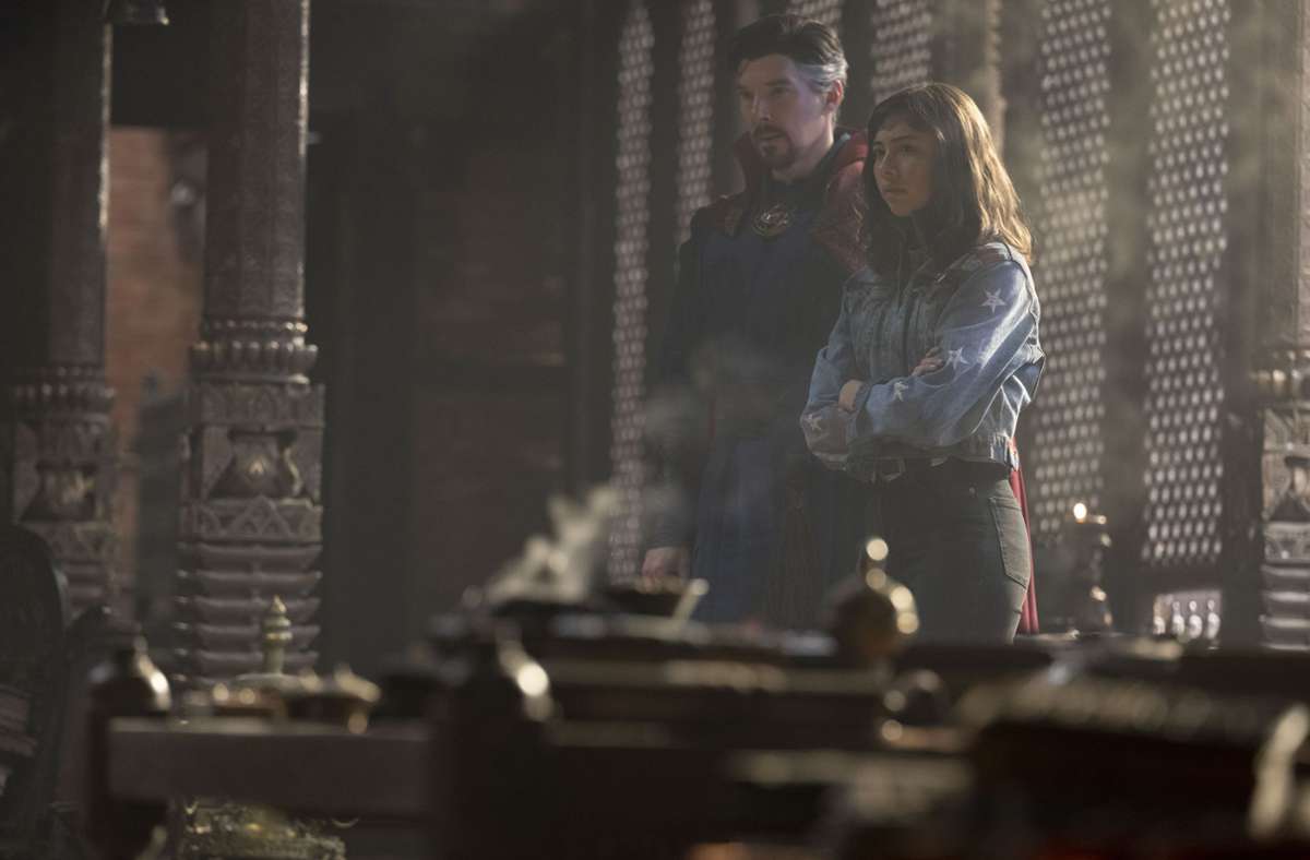Benedict Cumberbatch als Dr. Stephen Strange and Xochitl Gomez als America Chavez in einer Szene aus „Dr. Strange in the Multiverse of Madness“