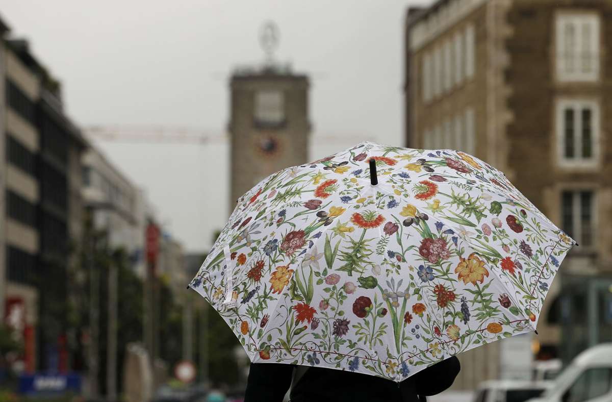 Ein bunter Regenschirm – wichtiges Accessoire bei ungemütlichem Wetter in Stuttgart (Archivbild). Foto: Leif Piechowski/LICHTGUT/Leif Piechowski