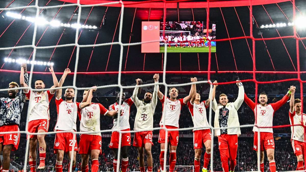 Die Spieler des FC Bayern München feiern den Einzug in Halbfinale der Champions League.