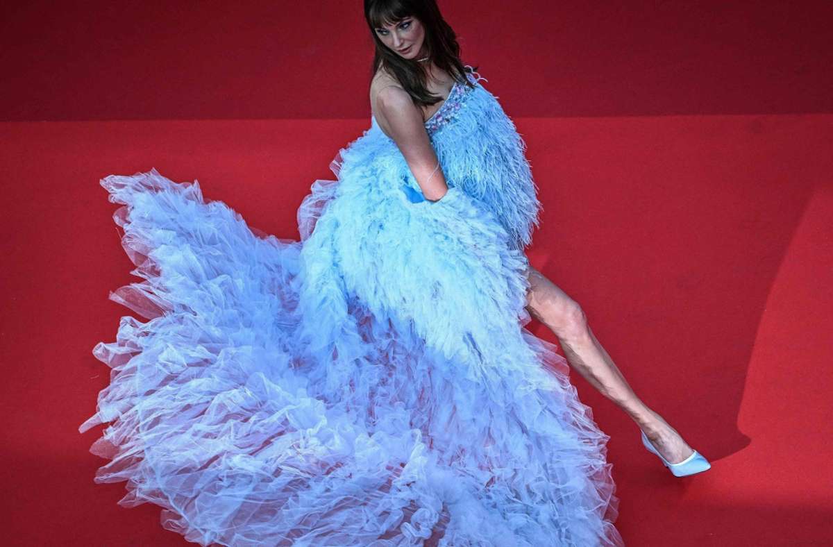 Wie auf Wolke sieben: Cannes-Besucherin Frédérique Bel in einer zartblauen Robe aus Tüll und Federn.