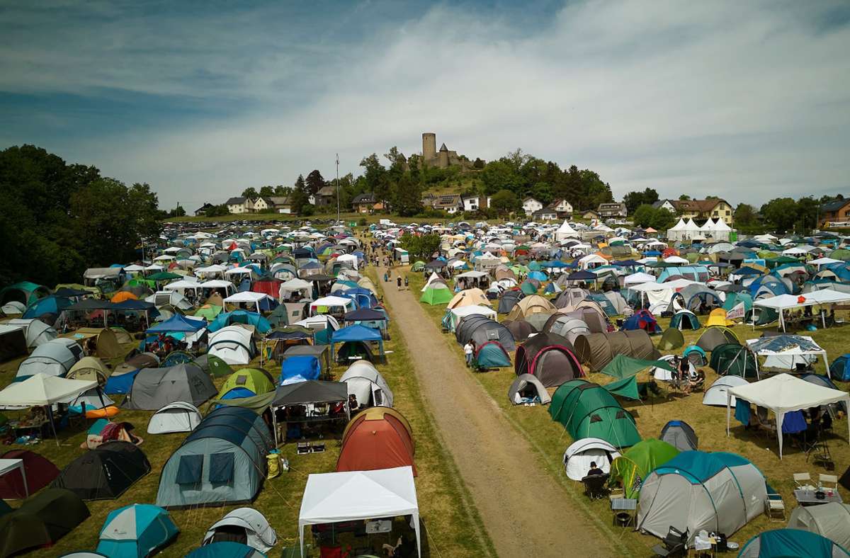 Auf dem Campinggelände ist es voll. Foto: dpa/Thomas Frey