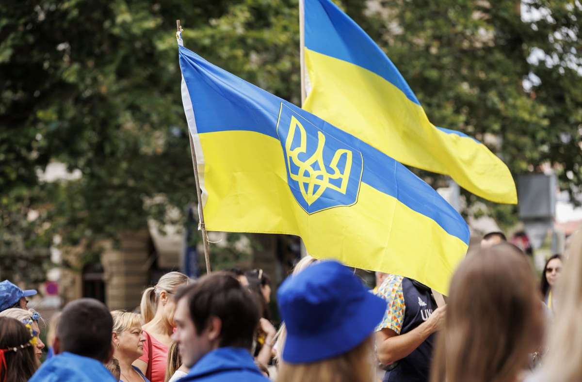 Unterstützer der Ukraine haben am Samstag in Stuttgart für schnellere Waffenlieferungen protestiert.
