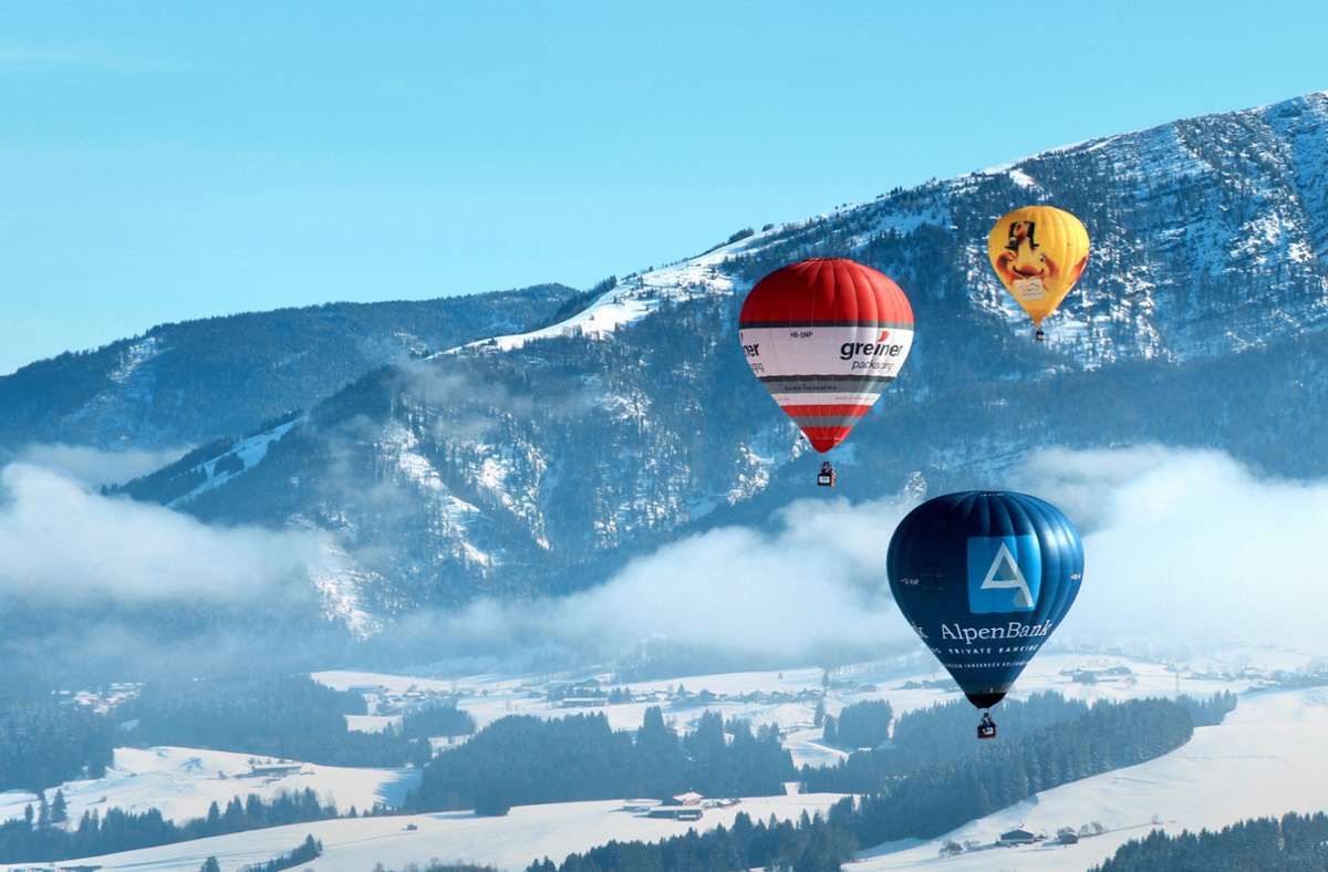 Über den Alpen muss die Freiheit wohl grenzenlos sein: Eine Ballonfahrt am Wilden Kaiser ist ein unvergessliches Erlebnis. Foto: Michael Juhr/n
