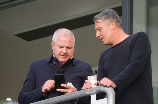 Lutz Siebrecht (re., neben Präsident Rainer Lorz) beim Besuch des Kickers-Spiels am 14. April gegen den 1. CfR Pforzheim. Foto:  