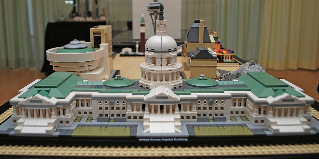 Das Kapitol in Washington steht als Miniaturausgabe in der Stadtteilbibliothek. Der Lego-Verein Stuttgart zeigt dort seine Exponate. Fotos: Kuhn