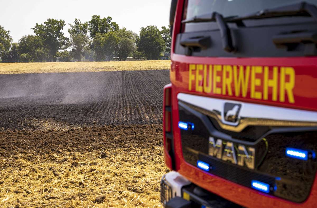 Nicht nur gegen Brände – sondern auch gegen Trockenheit –  ist  derzeit die Feuerwehr in Pforzheim im Einsatz. (Symbolbild) Foto: IMAGO/Agentur 54 Grad/IMAGO/54° / Felix Koenig