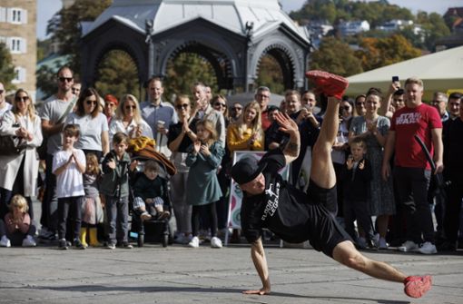 Vor dem Königsbau in Stuttgart zeigen die Tänzer der Gruppe „Floor LegndZ“ ihre Kunststücke. Foto: Lichtgut/Julian Rettig