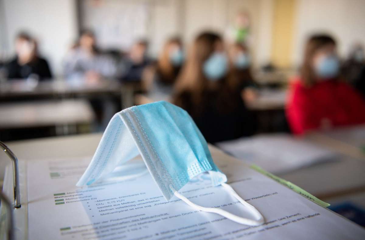 Wie hoch ist die Infektionsgefahr, zum Beispiel im Klassenzimmer? Online-Tools helfen, das selbst auszurechnen. Foto: dpa/Matthias Balk