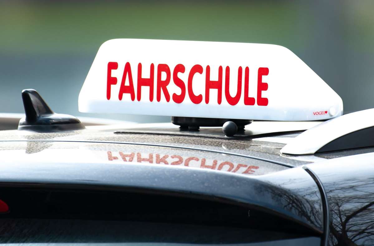 Kurioses aus dem Allgäu: 18-Jährige verfolgt Unfallflüchtigen während der Führerscheinprüfung