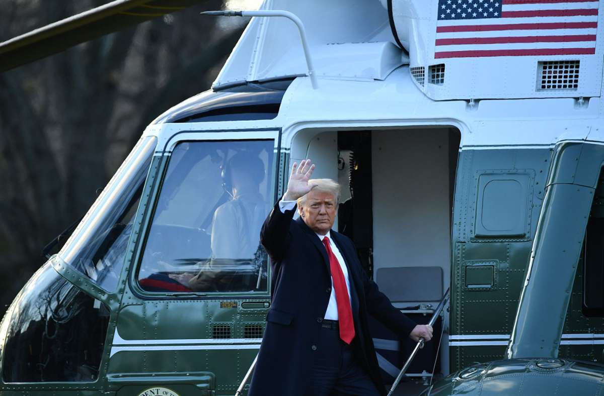 Der scheidende US-Präsident Donald Trump verlässt das Weiße Haus und besteigt einen Hubschrauber.