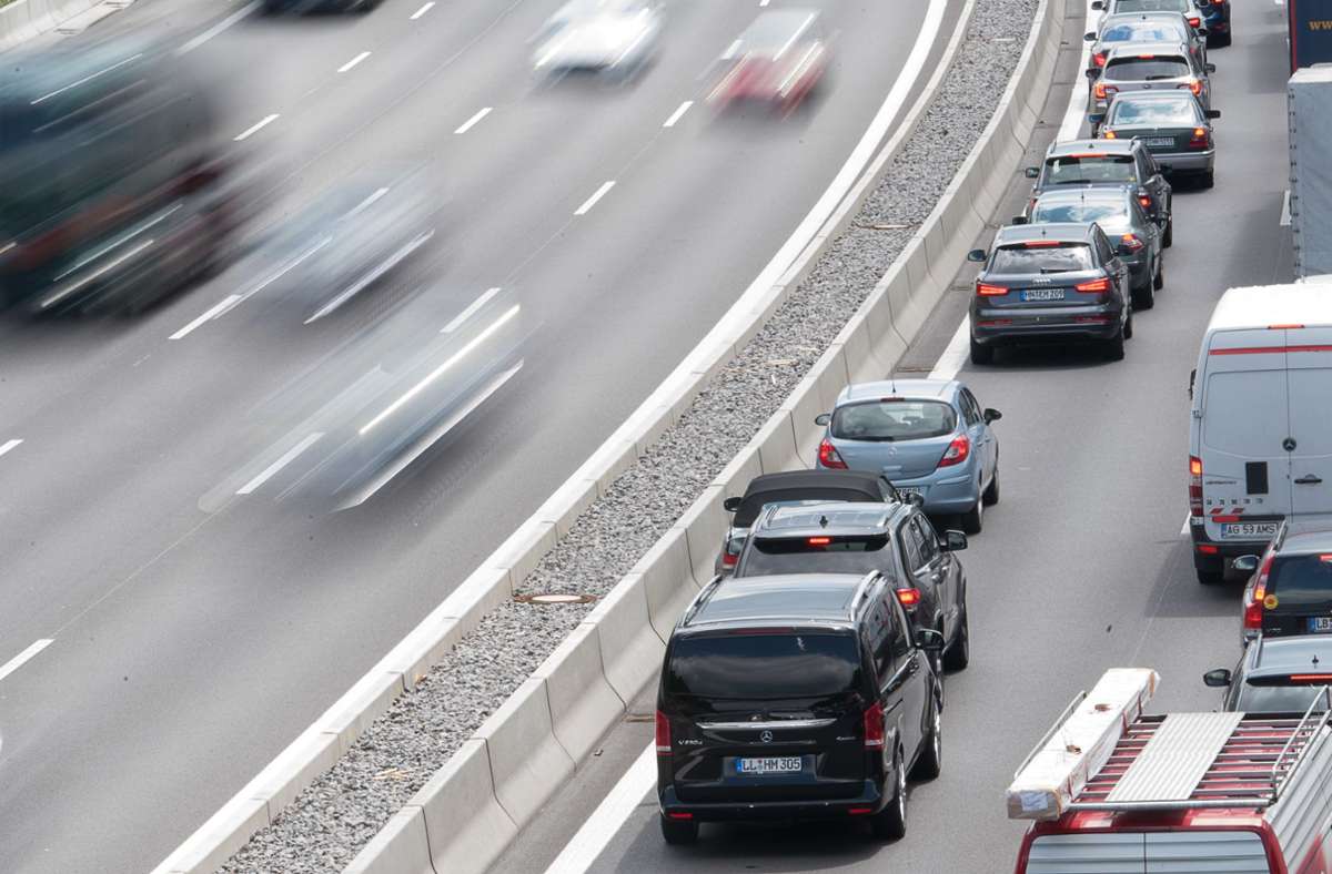 Autobahn  Richtung Stuttgart: 64-Jährige rast mit Tempo 202 über A8 –  saftiges Bußgeld