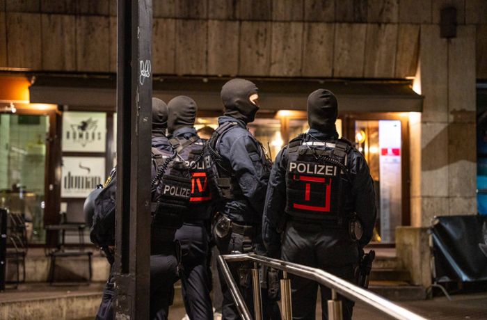 Scharfe Schüsse in und um Stuttgart: Erster Haftbefehl nach Waffenfund bei Razzia